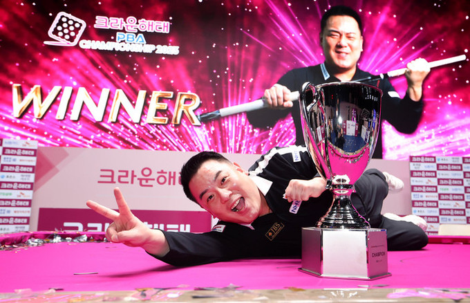 "날아라 슈퍼맨" 우승컵 놓고 슈퍼맨포즈
