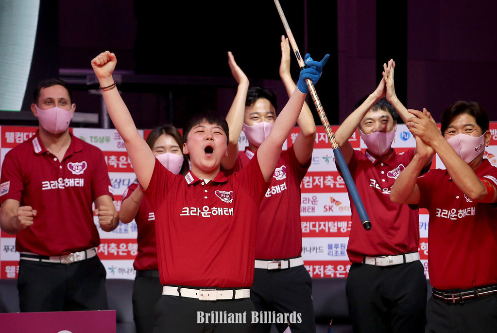 AC9J5119 크라운 환호 승리 백민주 환호.jpg