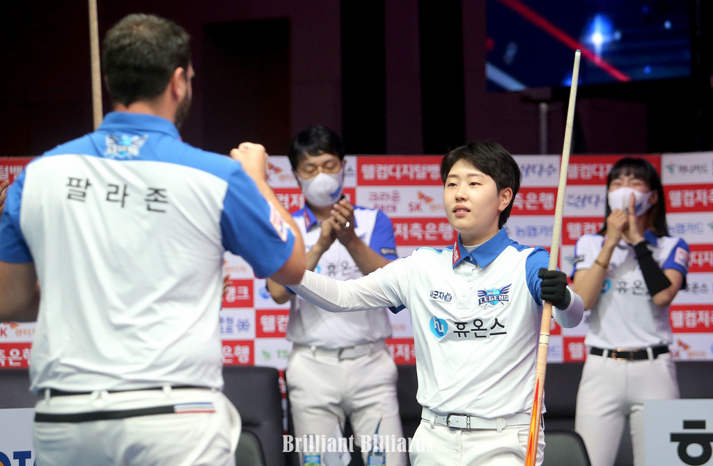 AC9J6717 휴온스 환호 김세연 팔라존 포옹.jpg