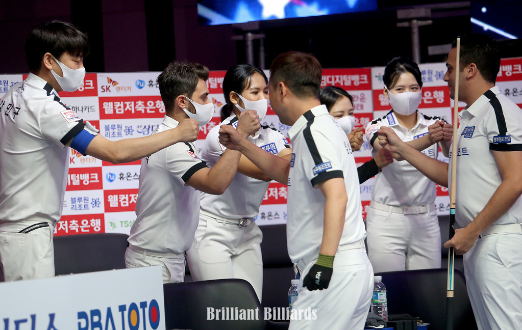 AC9J6894 블루원 환호.jpg
