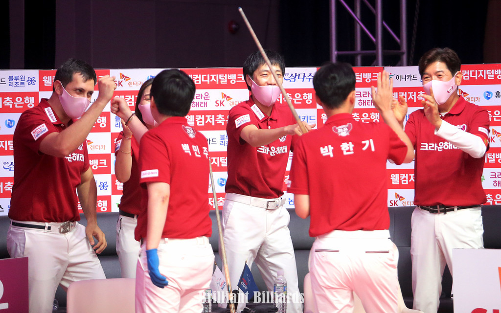 AC9J0691 크라운 환호.jpg
